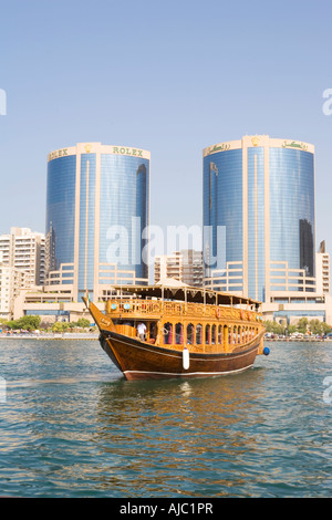 Dhow vela su Deira Creek nella parte anteriore delle Torri Gemelle, Deira, EMIRATI ARABI UNITI Foto Stock