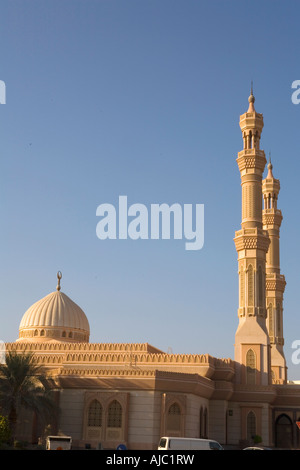 I minareti e la cupola di re Faisal moschea nella luce solare, Sharjah Emirati arabi uniti Foto Stock