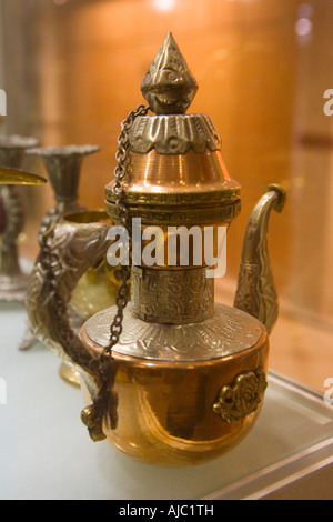 Grande, Dallah ornamentali in vendita in Gold Souk e Deira, EMIRATI ARABI UNITI Foto Stock