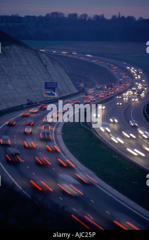 Strada trafficata al crepuscolo Foto Stock