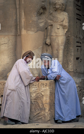 Tebe il sito di Medinet Habu Egitto custodi nel primo cortile Foto Stock