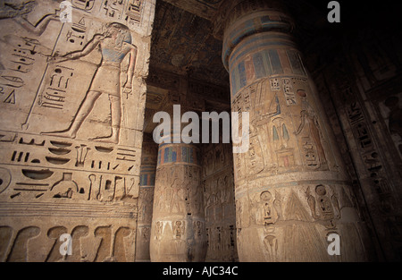 Tebe il sito di Medinet Habu Egitto colonne e rilievi nel secondo cortile Foto Stock