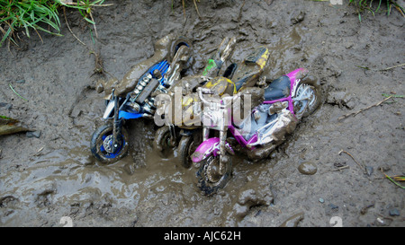 Moto giocattoli nel fango Foto Stock