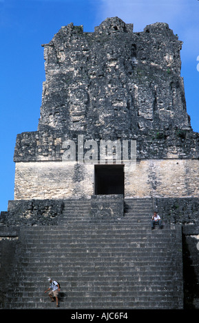 Tempio II Tempio delle Maschere le fasi ricostruito nel 1968 può essere scalato 38m alto il grande Plaza Tikal Guatemala Foto Stock