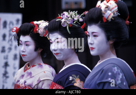 Giovani donne vestite come Maiko si in kimono e obos Kyoto in Giappone Foto Stock