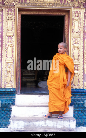 Monaco novizio sulle fasi del tempio di Wat Xieng Thong Luang Prabang s più famoso monastero Laos Foto Stock