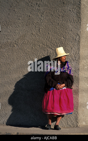 Brillantemente vestito Quechua donna da Caraz presso il locale mercato mattutino Calleyon de Huaylas nord del Perù Foto Stock