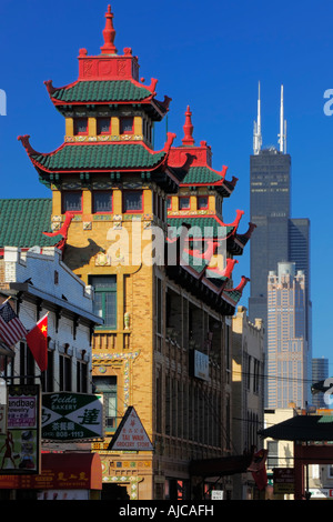 Chicago Chinatown Pui Tak centro con la Sears Tower e sullo skyline di Chicago in background. Foto Stock