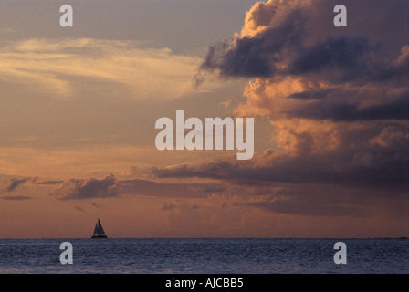 Una vista al tramonto di un yacht all'orizzonte Micronesia Marianne Settentrionali Isole Oceano Pacifico Foto Stock