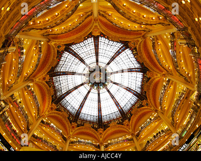 La famosa cupola di vetro nella sala centrale del grande magazzino Galeries Lafayette di Parigi Francia Foto Stock