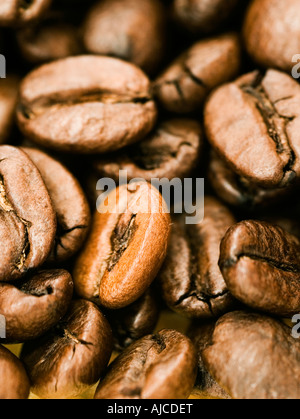 Close up di chicchi di caffè, di colore marrone, tostato macinato in una polvere per bere, cucinare o cioccolato Foto Stock