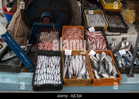 Il pesce appena pescato viene venduto dal ponte di una ormeggiati peschereccio all'alba Makarska porto della costa della Dalmazia Croazia Foto Stock