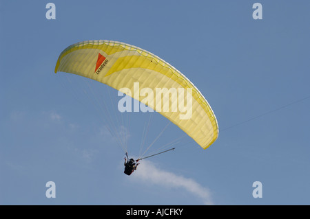 Un parapendio va oltre il Downs vicino a Swindon Foto Stock