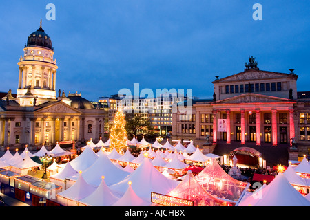 EU DE Germania capitale Berlino il famoso Mercatino di Natale sulla Gendarmenmarkt con la Schauspielhaus di Foto Stock