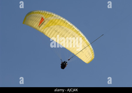 Un parapendio va oltre il Downs vicino a Swindon Foto Stock