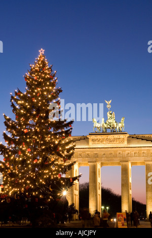 EU DE Germania capitale Berlino un albero di Natale di fronte alla Porta di Brandeburgo alla Pariser Platz entrambi illuminati Foto Stock