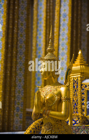 Kinnaree metà umano metà uccello mitologico fiigure di fronte al Prasat Phra Debidorn Grand Palace complesso Foto Stock