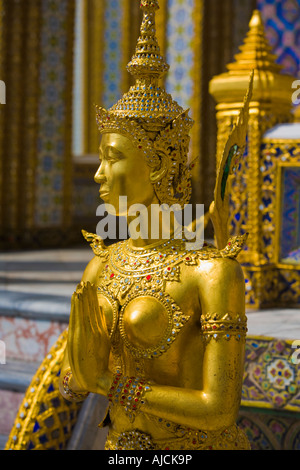 Kinnaree metà umano metà uccello mitologico fiigure di fronte al Prasat Phra Debidorn Grand Palace complesso Foto Stock