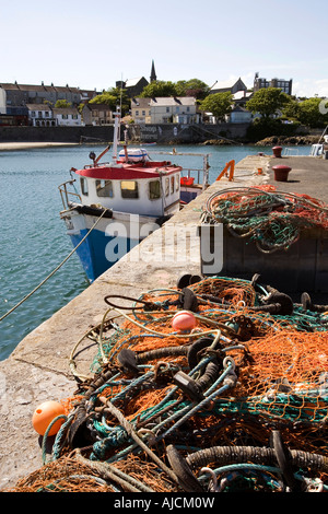 Regno Unito Irlanda del Nord la contea di Down Ardglass barche da pesca ormeggiate in porto con le reti sulla banchina Foto Stock