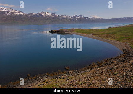 Reydarfjordur Reydarfjord e le montagne del Oddsskaro passano nella zona est di fiordi regione orientale di Islanda Foto Stock