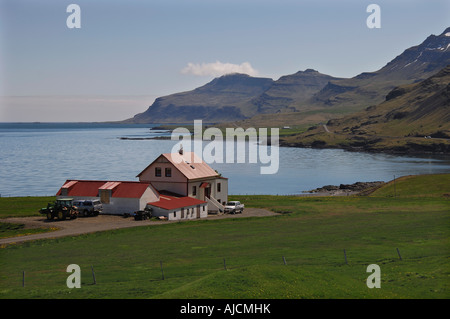 Azienda agricola sulle rive di Reydarfjordur vicino Hafranes in oriente fiordi regione orientale di Islanda Foto Stock