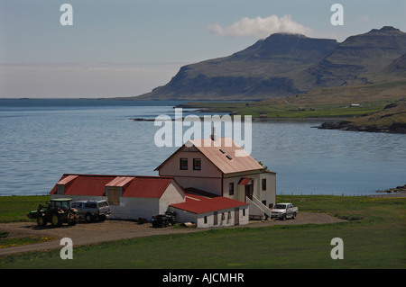 Azienda agricola sulle rive di Reydarfjordur vicino Hafranes in oriente fiordi regione orientale di Islanda Foto Stock