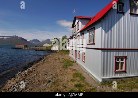 Luminoso edificio di nuova costruzione nel villaggio di Faskrudfjordur sulle rive del Faskrudfjordur Oriente fiordi regione Islanda Orientale Foto Stock