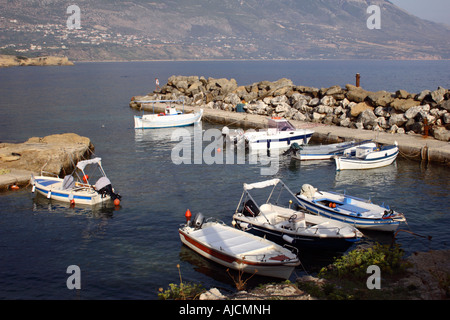 Il grazioso porto di Pessada in Cefalonia, Grecia. Foto Stock