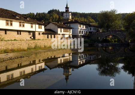 Tipico e pittoresco paese dei Balcani Tryavna, Bulgaria Foto Stock