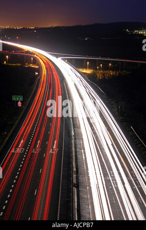 Una lunga esposizione fotografia guardando giù dal cavalcavia ponte che attraversa la A27 bypass Brighton a Shoreham dal mare. Foto Stock