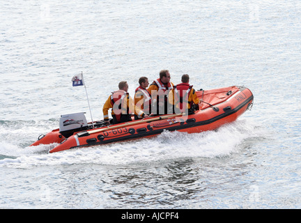 Scialuppa di salvataggio RNLI pattugliamento del litorale a Eastbourne beach SUSSEX REGNO UNITO R N L I inshore scialuppa di salvataggio del modello d 603 Foto Stock