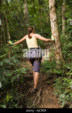 Donna navigazione turistica jungle via a gibbone esperienza vicino a Huay Xai vicino al Laos confine tailandese Foto Stock