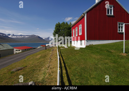 Luminoso edificio di nuova costruzione nel villaggio di Faskrudfjordur sulle rive del Faskrudfjordur Oriente fiordi regione Islanda Orientale Foto Stock