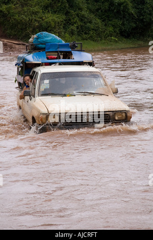 La trazione a quattro ruote motrici il veicolo attraversa il fiume di gibbone esperienza vicino a Huay Xai sul fiume Mekong vicino al Laos confine tailandese Foto Stock