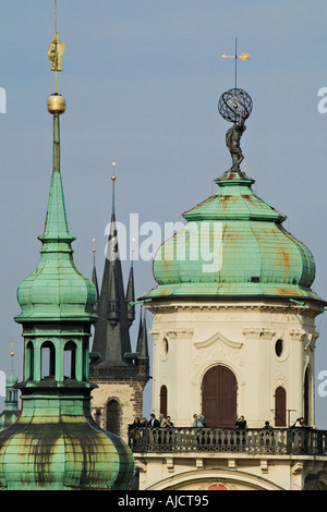 Chiesa i campanili che si eleva al di sopra della città storica di Praga nella città vecchia regione Repubblica Ceca Foto Stock