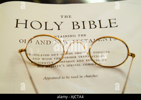 Frontespizio della Vecchia Bibbia con occhiali antichi Foto Stock