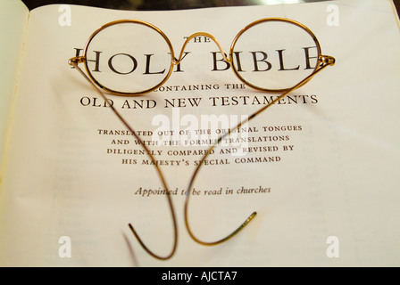 Frontespizio della Vecchia Bibbia con occhiali antichi Foto Stock