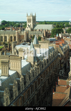 Università di Cambridge città viste dal tetto verso il Trinity College di guglie e il campanile della chiesa Foto Stock