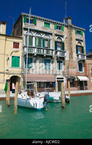 Tipica casa veneziano rivestimento i canali di Venezia Murano Venezia Italia Foto Stock