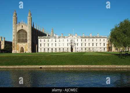 Tranquillo paesaggio di River Cam storico di grado i elencato Kings College Chapel & The Gibbs edificio dalle spalle nella famosa città universitaria di Cambridge Regno Unito Foto Stock