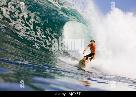Acqua foto di giovane maschio surfer a cavallo di un onda di grandi dimensioni Foto Stock