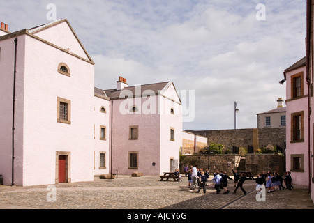 Regno Unito Irlanda del Nord la contea di Down Downpatrick giù il museo dei bambini che giocano al di fuori dell ex blocco di cella Foto Stock