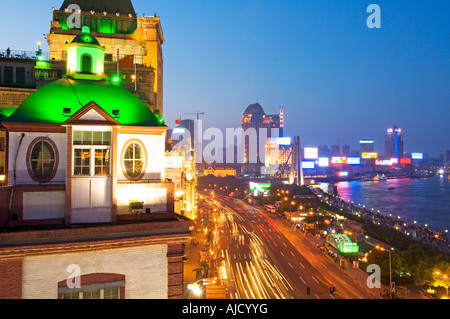 Edifici lungo il Bund di notte, Shanghai Foto Stock