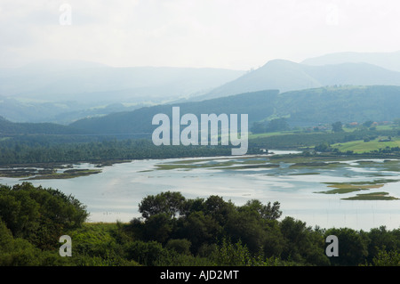 Fiume Nansa Rio e fumoso Sierra de Pena Sagra montagne Cantabria Spagna vicino a San Vicente de la Barquera Foto Stock