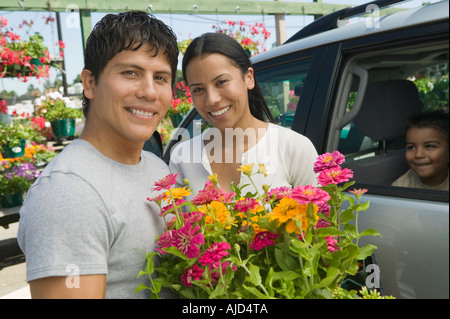 Paio di piante di caricamento in Minivan in vivaio, ritratto Foto Stock