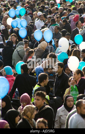 Folle a celebrazioni di Eid in Trafalgar Square, Londra xx ottobre 2007 Foto Stock