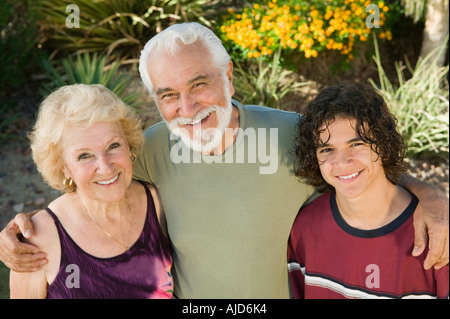 Ragazzo adolescente (13-15) con i nonni all'aperto, vista in elevazione verticale. Foto Stock