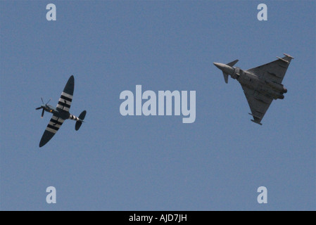 Uno Spitfire e Eurofighter Typhoon nei cieli sopra Biggin Hill, Kent Foto Stock