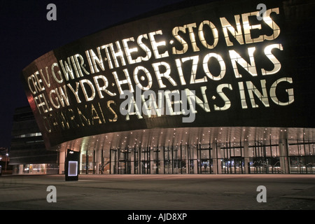 Millenium Centre Cardiff waterfront nuovo sviluppo fotografia notturna Wales UK GB Foto Stock