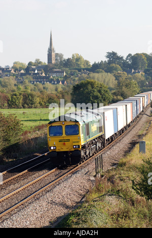 Classe 66 locomotiva diesel tirando freightliner treno vicino a King's Sutton, Northamptonshire, England, Regno Unito Foto Stock